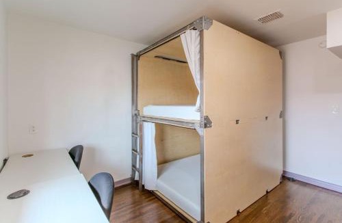 Westwood Hostel | Westholme Park - Female Only