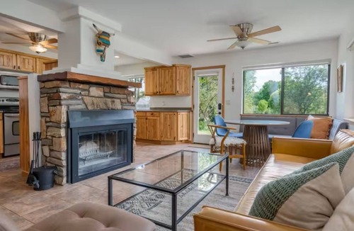 Cornville House | Wine Country Escape Hot Tub Pool & Guest Suite