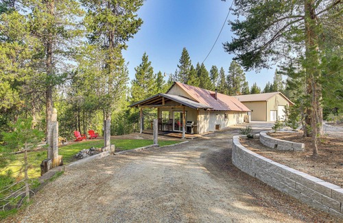 Crescent Cabin | Woodsy Cabin Retreat ~ 4 Mi to Crescent Lake!