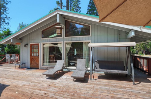 North Wawona Cabin | Yosemite Family Retreat combines three neighboring homes on a quiet Wawona cul-de-sac
