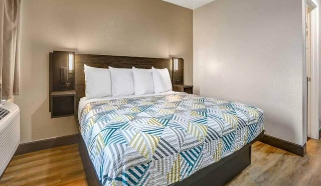 1 King Bed|Non-Smoking,Mini Fridge