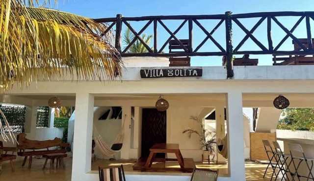 1 Street from the beach w/Pool, Rooftop Bar & A/C