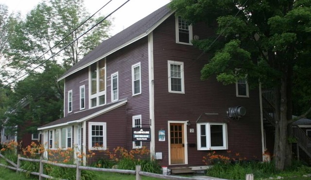 11 BR, 7 Bth, 1/2 mile to Okemo, Hot Tub, on Ski Shuttle, King Bed, Walk to Town in Ludlow
