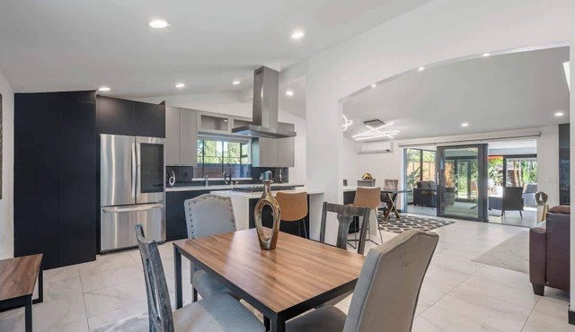 165-Gated Private Modern Oasis Pool-Lawn & Sunroom