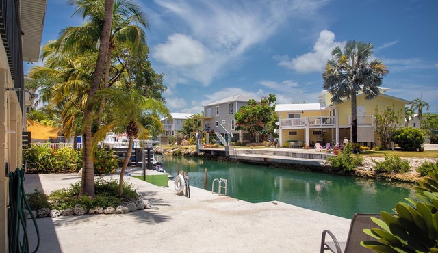 2 BD 2 BA canal front home minutes from Key West with parking & dock space in Key West