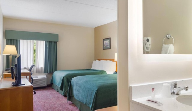 2 Budget-Friendly Rooms near Fresco Smithfield | Free Parking & Pool Access in Smithfield