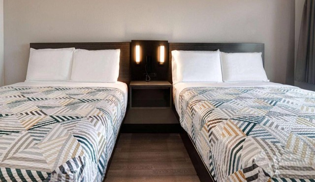 2 Full Beds | Non-Smoking, Micfridge in Eureka