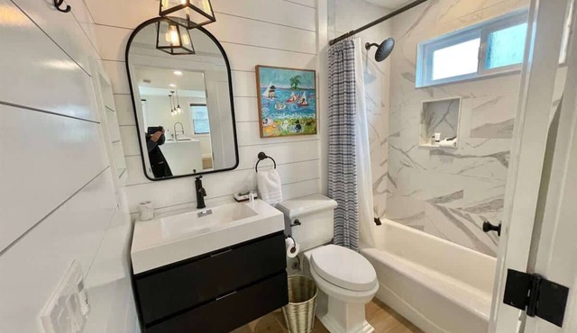 2BATH LUX Casita 216B | Ocean and Bay Steps Away in Newport Beach