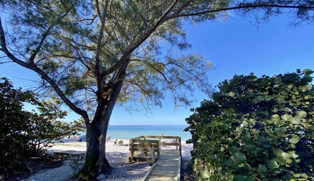 2bd 2bth Vanderbilt Beach 4 min to Beach-14 day rentals starting April 1- Dec 30 in Naples