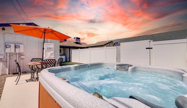 2BR w hot tub, game table, near downtown Mesa! in Mesa