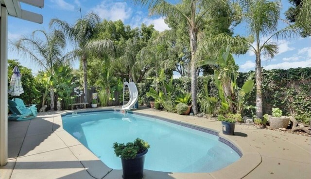3-bedroom house with Pool in Yuba City with AC for relaxing stays