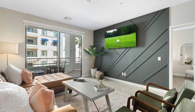30+ Night Luxury Condo 2BR/2BA+Den: Walk to Dining & Coffee, Pool, Gym, & Garage