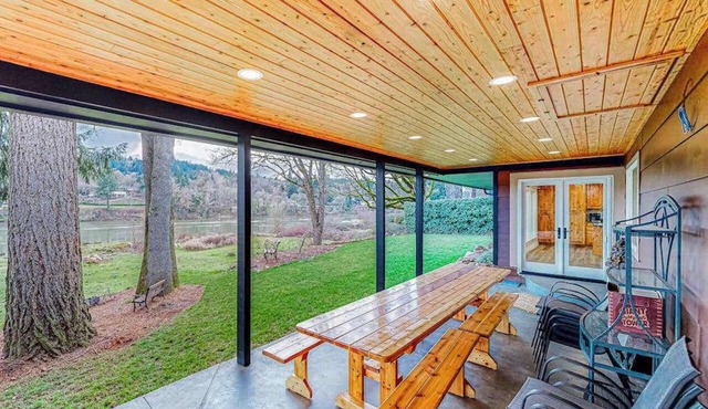 3BR river-view with deck, grill, & firepit in Milwaukie