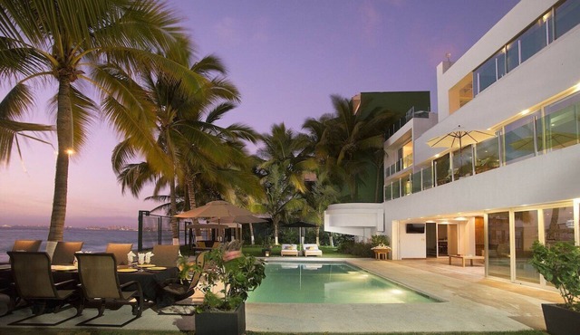 4 Bedroom Luxury Beach House Fully Staffed w/Pool & Jacuzzi walk to Boardwalk