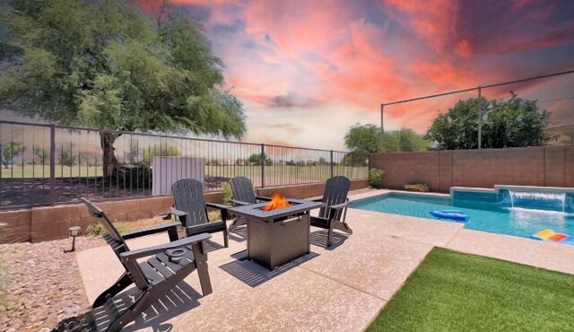 4BR w pool, fire pit, 3 king rooms!