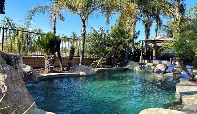 5-10 mins to Temecula WineCountry; resort-like pool spa w/amazing sunset views!