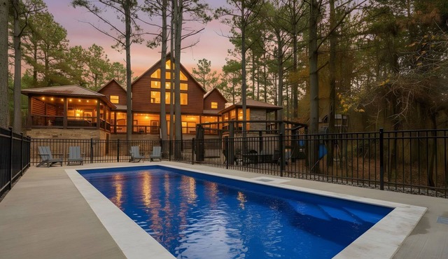 5‑Bedroom Cabin Heated Pool Pickleball Sleeps 24 1 Mile to Hochatown in Broken Bow