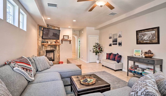 5 Mi to Big Bear Lake: Cozy Cottage w/Hot Tub