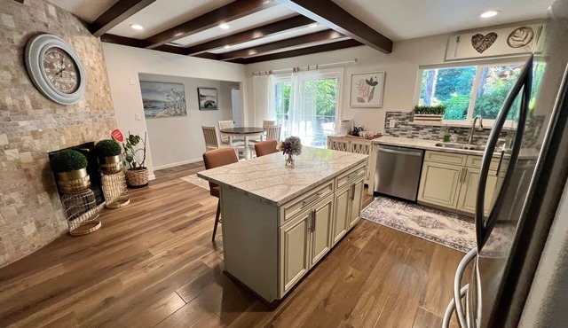 6 bd, 3 bath, Sleep 14+, AC, Very Clean, Luxury, spacious, WiFi, NO Pets