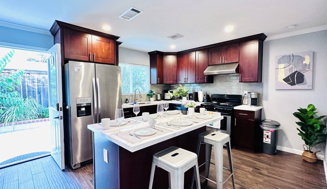 600 sqft GARDEN VIEW 10mins to DISNEYLAND Guest House w/Private Entrance