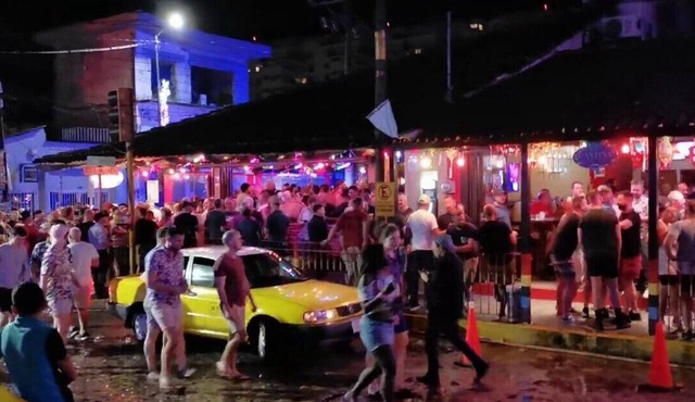 A 4-minute walk from gay clubs and a 12-minute walk from the gay beach