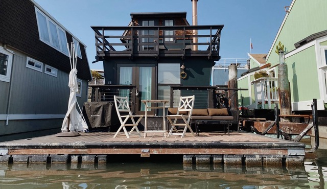 A Parisian ‘Nook’ — A Sausalito Houseboat w/ Private deck, fireplace & kayak in Sausalito