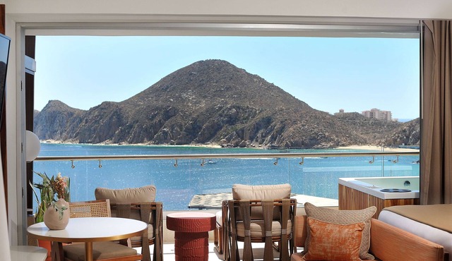 AMAZING Arch View + Infinity King Ocean View + Hot Tub