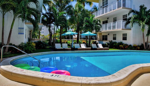 Amazing Beach Escape! 2 Relaxing Suites, Free Parking, Outdoor Swimming Pool in Key Biscayne
