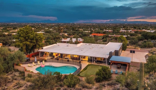 Amazing Fun Villa w Cinema, Pool, Golf, Games