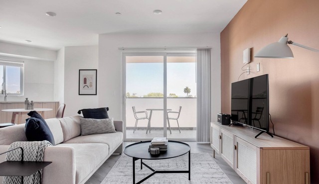 Amazing West LA 1BR w/Gym & Rooftop, 15 min to Beach, by Blueground