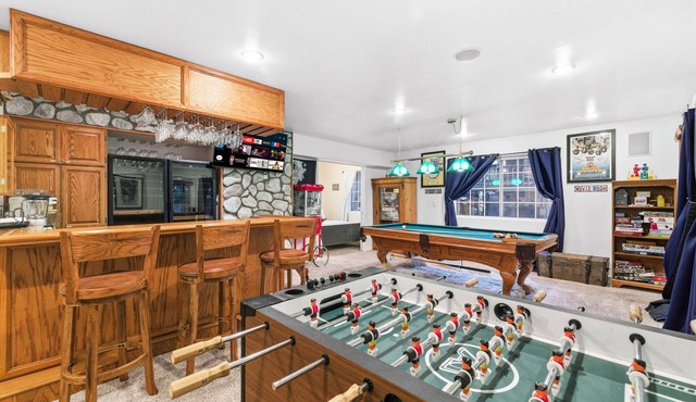 ~Arrowhead Treehouse~ Movie Theater/Game Room/Lake Rights/Sledding Hill/Fun! in Lake Arrowhead