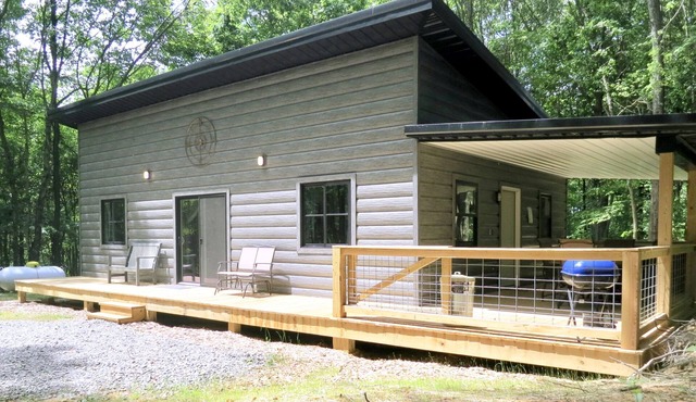 Ashmoor Cabin - Ridgetop Setting - Trails on Property in Nelsonville