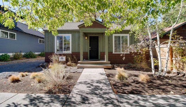 Aspen House- Sweet, Modern Downtown Cottage, 100+mbps Wifi, A/C, Walk Everywhere in Bend