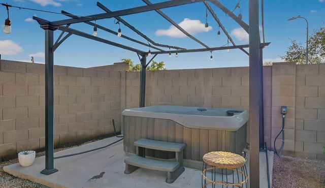 Backyard Oasis w/HotTub+Firepit 9 mins to Stadiums in Glendale