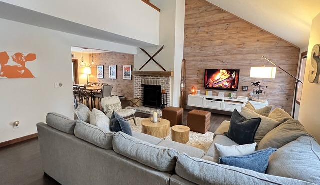 Basecamp Mount Snow + Modern & Perfect for 2 families + 5 min. to ski mountain! in Dover