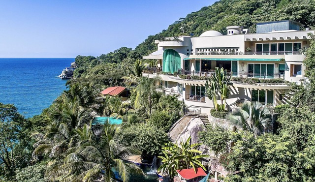 Beach Frontage Armonia Villa with stunning views