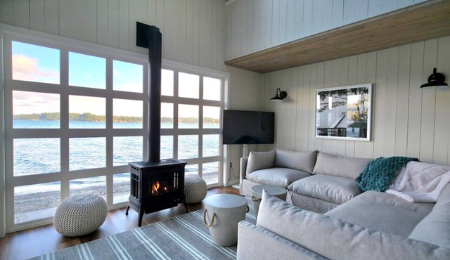 Beachfront cabin, dock, water views in Bremerton