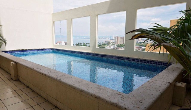Beautiful, Airy Condo Near Boardwalk*