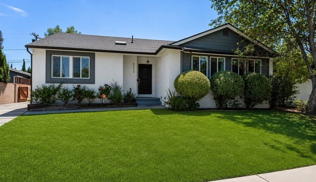 Beautifully remodeled 4-bedroom house in Tarzana in Los Angeles