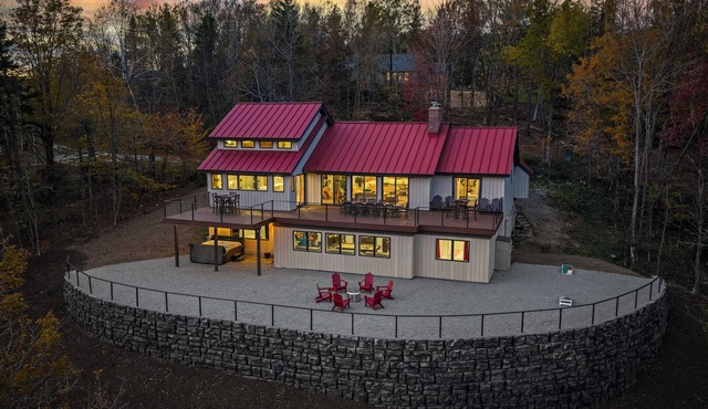 Beautifully Remodeled VT Mountain Oasis with Stratton Views and private Hot Tub in Peru