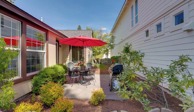 Bend Home: Office, Garage, Parks, Seasonal Pool! in Bend