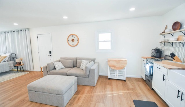 Boho Studio Downtown Amish Country + Scenic Views in Walnut Creek