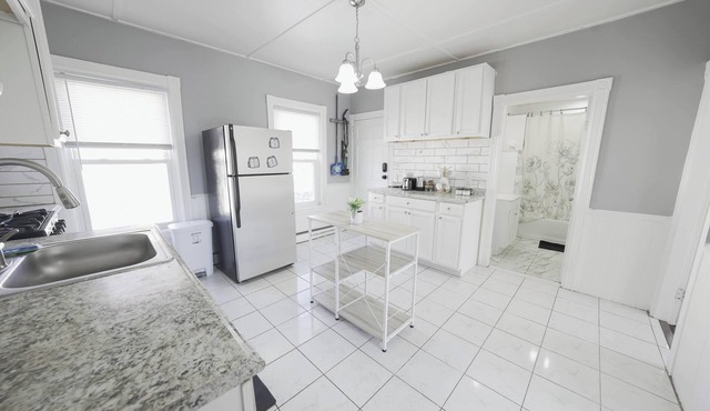 Bright 2 BR Apt Great For Working Professionals in Pawtucket