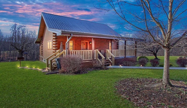 Buck Ridge | Hocking Hills, Rustic Cabin, Hot Tub in Laurelville