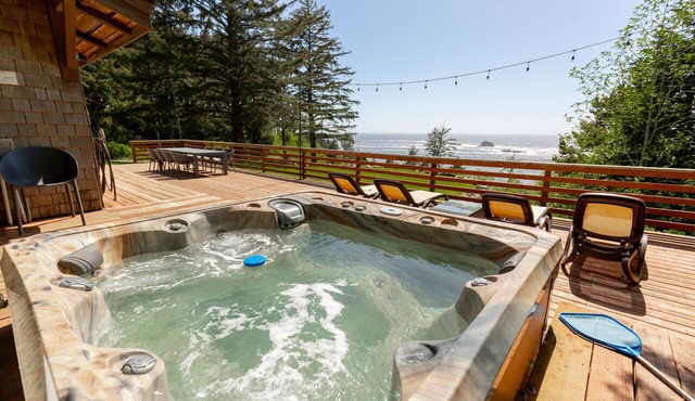 Byrdies Beach House - private beach and ocean view in Gold Beach