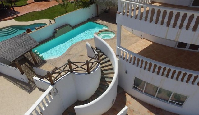 Casa Blanca: Spacious 3BR home for 10