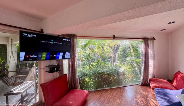 Casa con hermoso jardín y terraza