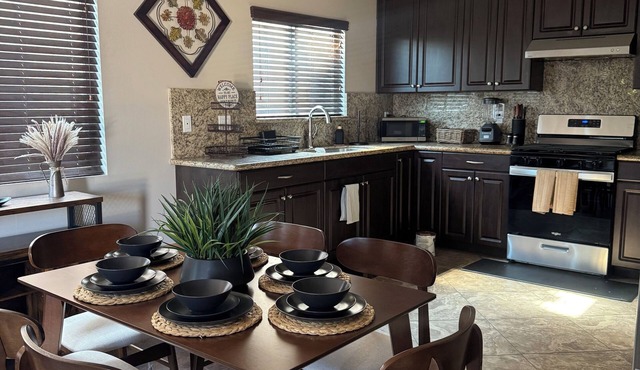 Casa de Luxe – Modern 3BR Near SoFi & LAX Sleeps 8 in Lennox
