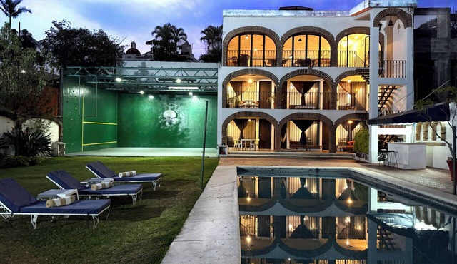 Casa del Piloto. Accommodates 24 people, with pool, a swimming pool, a climbing wall, and much more.