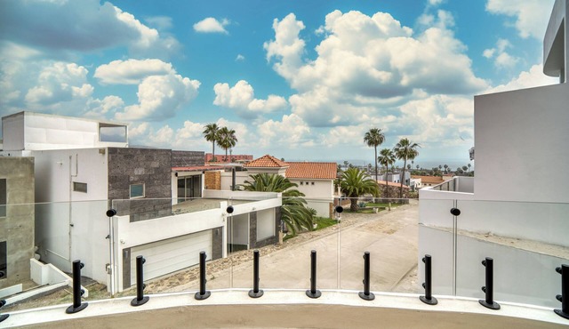Casa Raquel 12 ppl, 5 BD, prime location, steps from Coral y Marina gated com